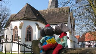 Heidi und Ben vor der Kirche
