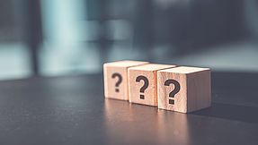 Drei Würfel mit Fragezeichen